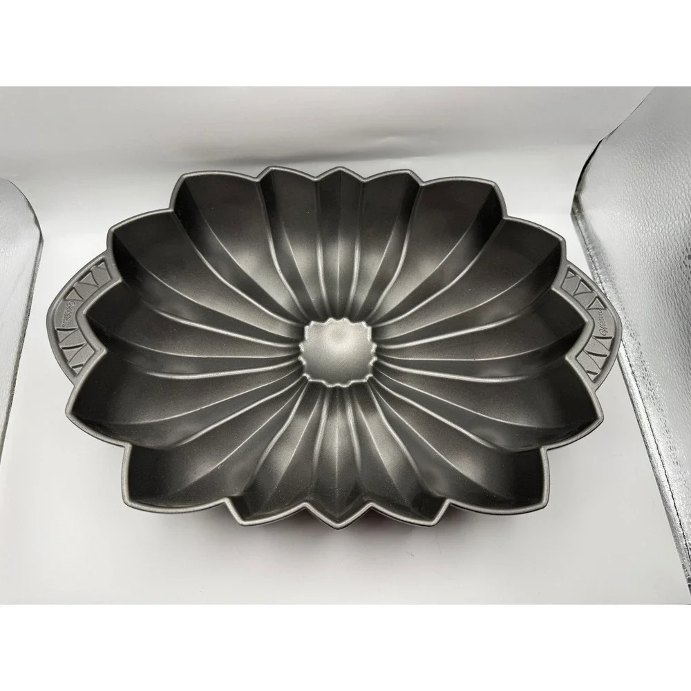 Wilton Flower Petal Cake Pan Cast Aluminum Non-Stick Gray Floral Baking Mold